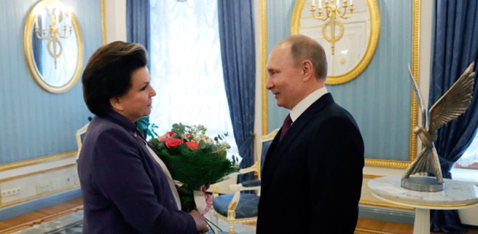 El presidente Vladímir Putin felicita a Valentina Tereshkova en su cumpleaños 80.