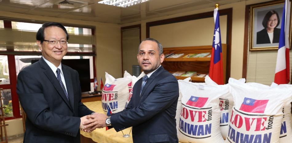 Colaboración. El embajador de Taiwán, Valentino Ji Zen Tang, hace entrega de los sacos de arroz a Sandino Mora.