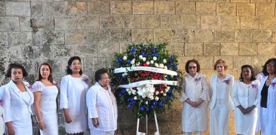 Homenaje. Representación de las mujeres de las Altas Cortes que ayer depositaron una ofrenda floral en el Altar de la Patria.