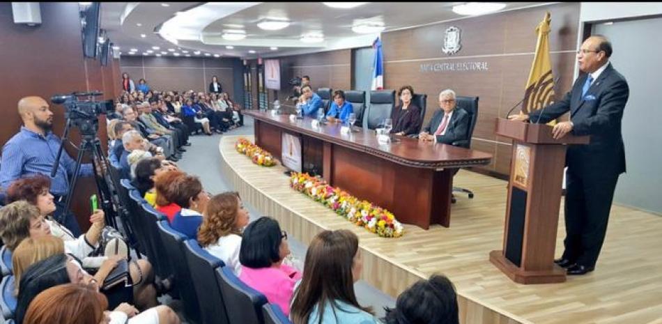 Encuentro. Julio César Castaños Guzmán, presidente de la JCE, habla el acto celebrado ayer con motivo de cumplirse el 75 aniversario del derecho al voto de las mujeres en la República Dominicana.