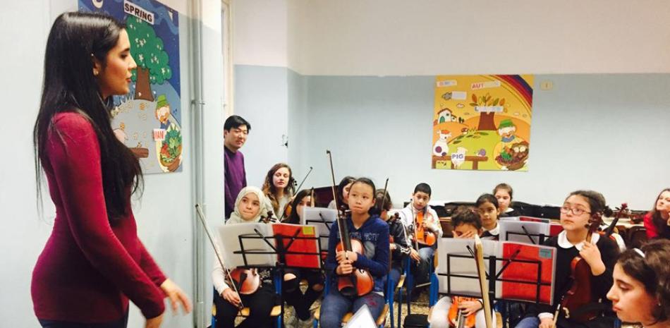 Violinista. Aisha Syed incluye visitas a centros educativos en sus giras por el país y el extranjero.