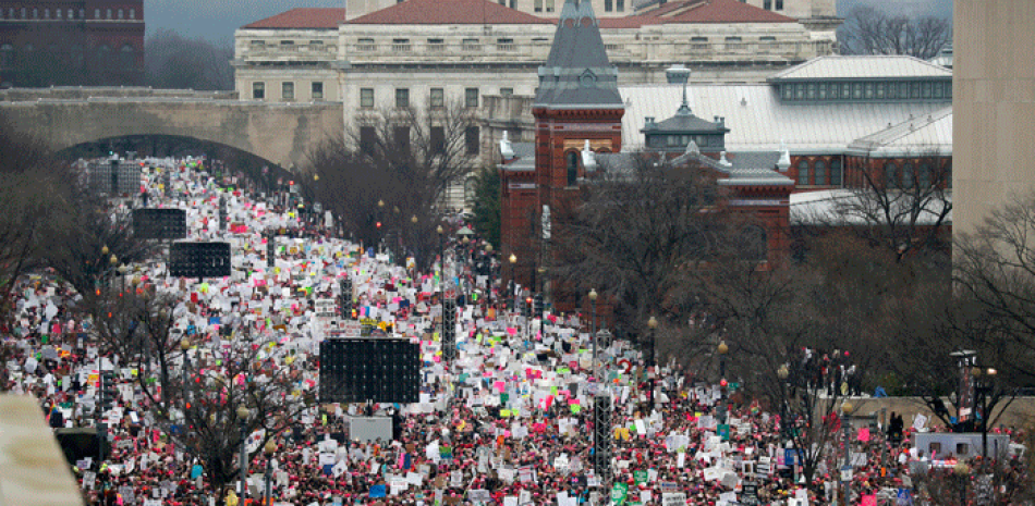 Foto de archivo, una muchedumbre llena la avenida de la independencia durante la marcha de las mujeres en Washington.