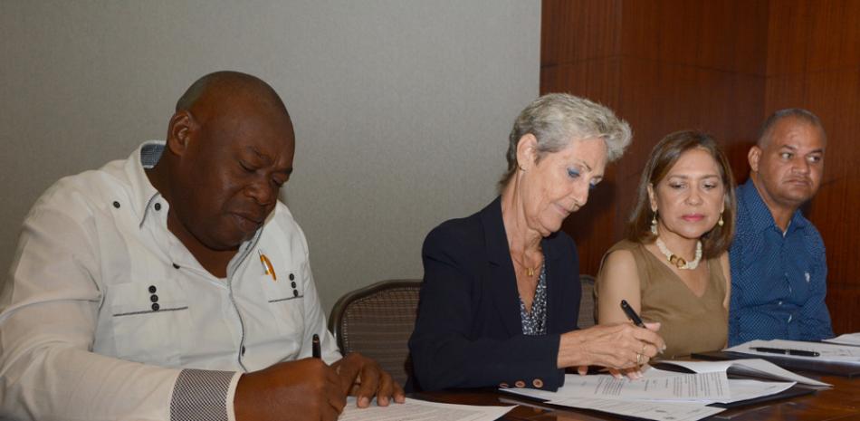 proyecto. Inge Demyttenaere, presidenta de la WFO, firma el acuerdo junto a Andrés Mora Vallejo, presidente de Afunsarec.