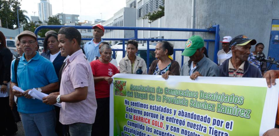 Manifestación. Con carteles en mano, los campesinos se concentraron frente al Ministerio de Energía y Minas desde tempranas horas de la mañana de ayer, hasta que recibieron una respuesta.