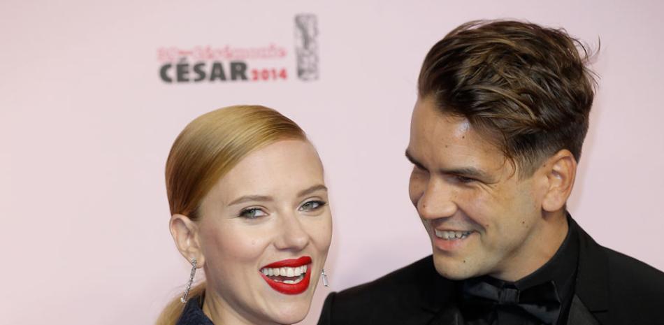 Gente. Scarlett Johansson y Romain Dauriac, en foto del 28 de febrero del 2014, llegan a la gala de los premios César en París.