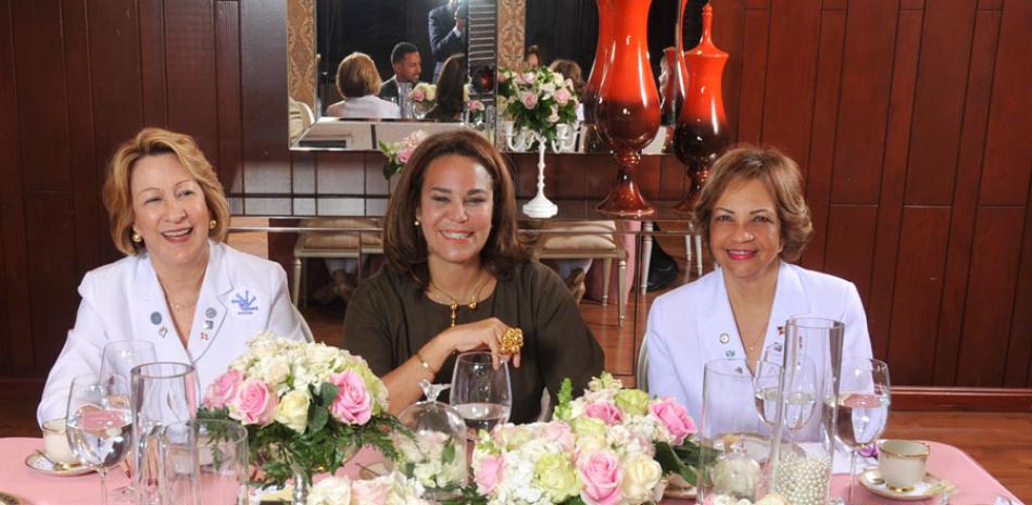 Julia Álvarez de Simó, Rosanna Rivera y Angélica Benitez de Ginebra.
