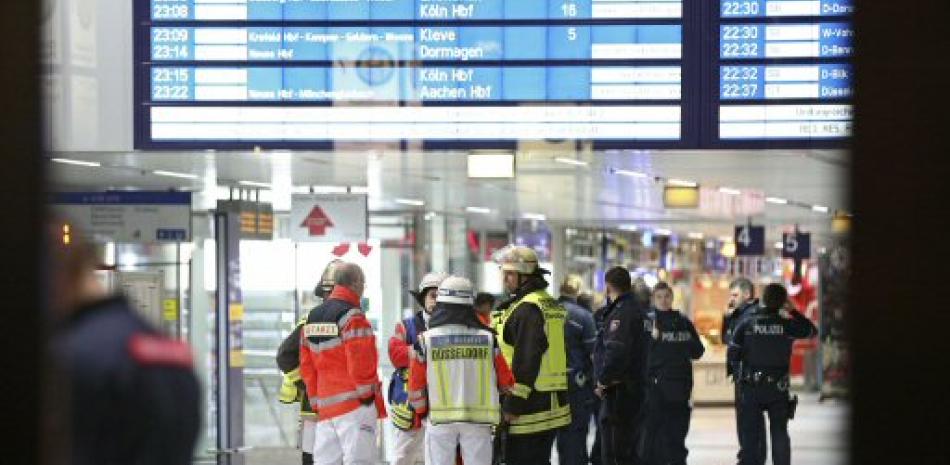Paramédicos en la escena de un ataque con hacha, en la estación central de trenes en Duesseldorf (Alemania).