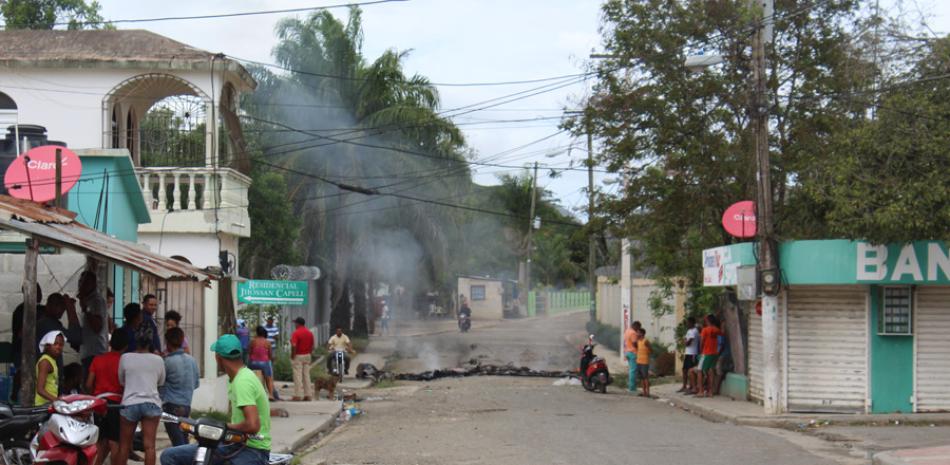 La paralización en El Seibo incluyó ayer el bloqueo de calles y caminos carreteros, incendio de neumáticos y enfrentamientos entre manifestantes y agentes policiales en diferentes barrios.