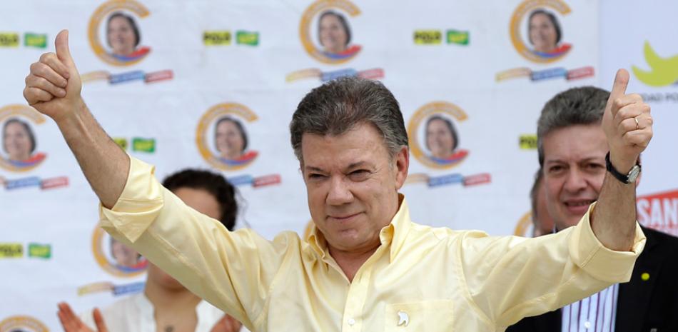 Reunión. En esta foto de archivo del 5 de junio de 2014, el presidente de Colombia, Juan Manuel Santos, da un pulgar hacia arriba durante un evento de campaña en Bogotá, Colombia. El escándalo de corrupción de Odebrecht, que se ha extendido por toda Latinoamérica, está acercándose a Santos.