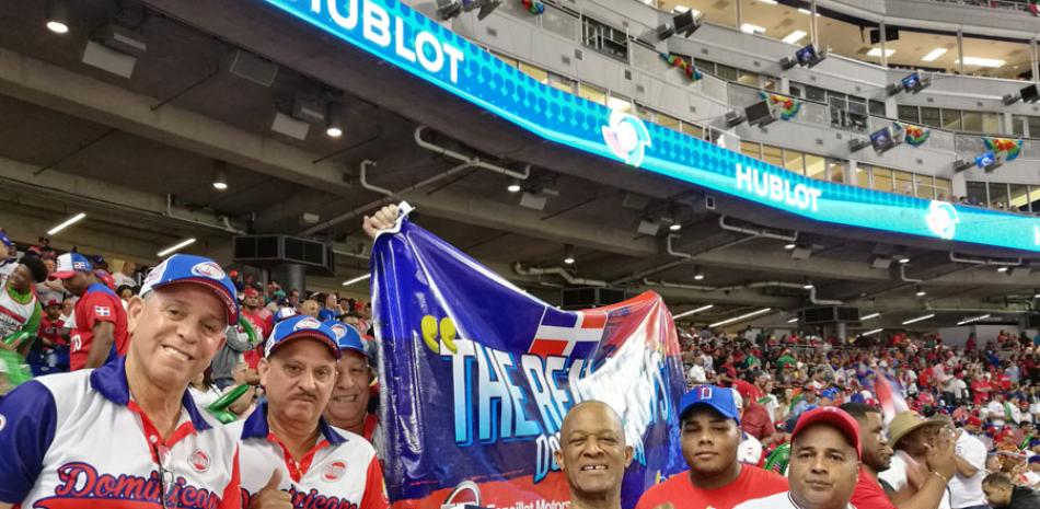 Grupo de fanáticos dominicanos que viajaron desde Santiago de los Caballeros y desde New Jersey.