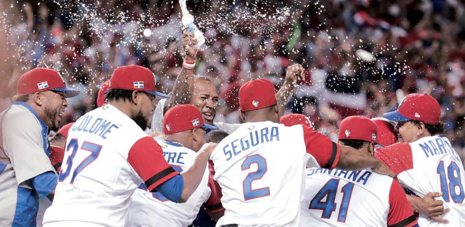 Jugadores de República Dominicana festejan en grande luego de realizar el último out en el partido que se impusieron 7-5 a los Estados Unidos, tras anotar todas sus carreras en los tres episodios finales.