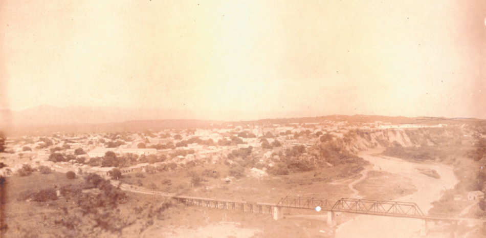 Puente sobre el río Yaque del Norte. Foto del siglo XIX perteneciente a los archivos de Andrés Blanco Díaz.