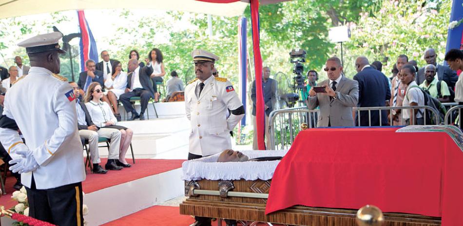 Adiós. Familiares y amigos del expresidente Rene Preval desfilaron ayer en Puerto Príncipe ante su féretro durante un funeral de Estado en esa ciudad.