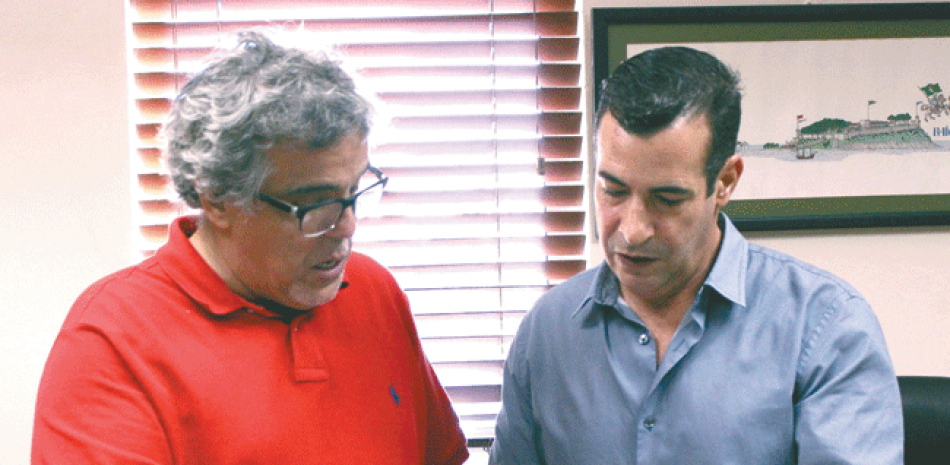 Gente. El cineasta Ángel Muñiz y Domingo Bermúdez, presidente de Color Visión, por donde se transmitió la película.