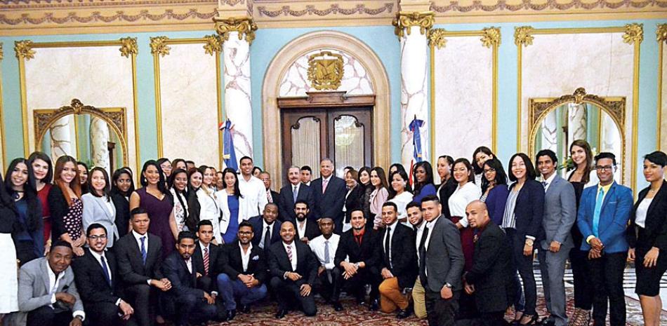 Gente. El grupo de 48 jóvenes que participaron del encuentro con el presidente Danilo Medina, en el Palacio Nacional.