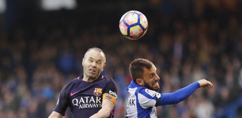 El centrocampista del FC Barcelona Andrés Iniesta pelea un balón con el centrocampista turco del Deportivo de La Coruña Emre Colak, anoche en la Liga Santander, en el estadio de Riazor.