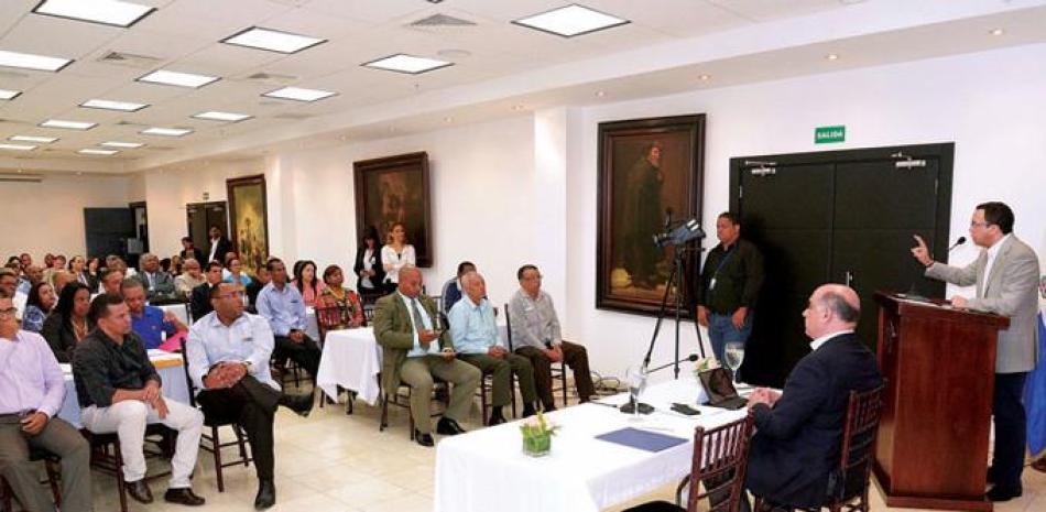El ministro de Educación, Andrés Navarro, se dirige a padres y amigos de la escuela reunidos en la sede del MINERD.