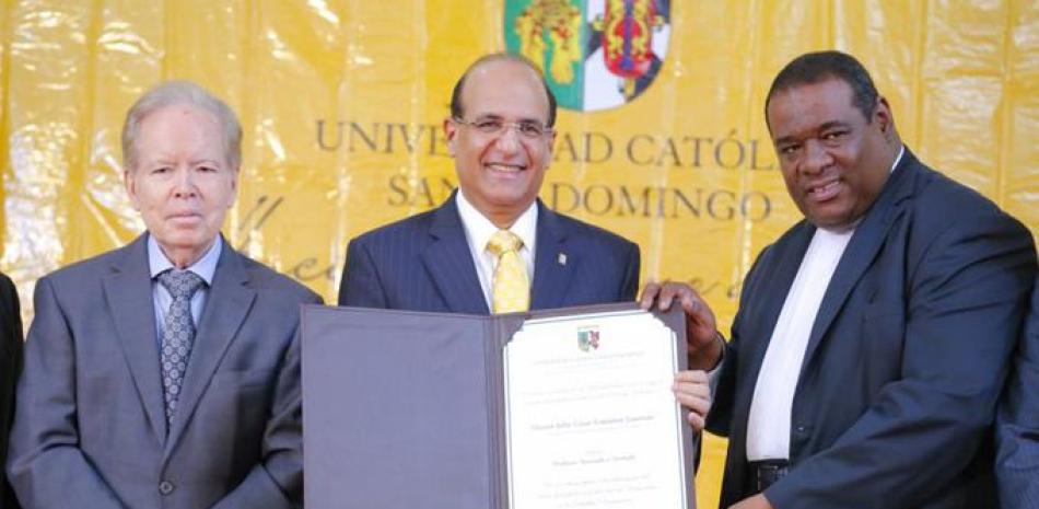 De izquierda a derecha José Luis Corripio, Julio César Castaños Guzmán y el rector de la Universidad Católica de Santo Domingo, Jesús Castro Marte, al término de la ponencia del presidente de la JCE.