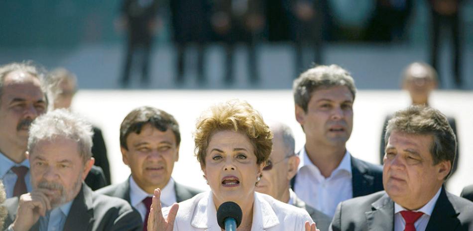 Dilma Rousseff: “Algunos dicen que con mi destitución querían acabar con la sangría del proceso Lava Jato (investigación judicial sobre los sobornos a políticos de Petrobras), pero yo no lo creo”, aseguró.