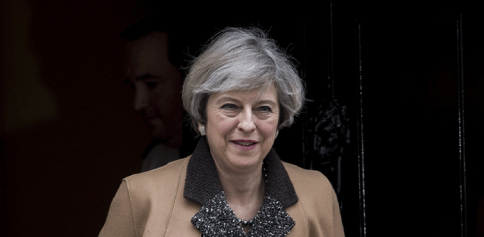 La primera ministra británica, Theresa May, sale del número 10 de la calle Downing para pronunciar un discurso en la Cámara de los Comunes en Londres (Reino Unido) hoy, 14 de marzo de 2017.