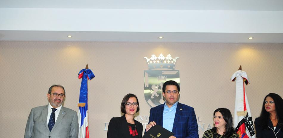 El alcalde David Collado firmó un acuerdo de transparencia con el PNUD.