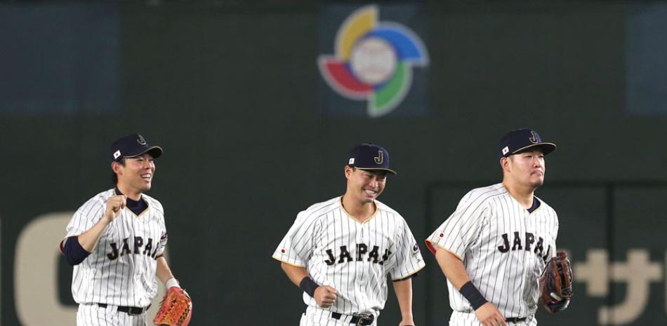 Jugadores de Japón celebran el avance de este equipo a la serie semifinal, hecho que hacen por cuarto clásico en forma seguida.