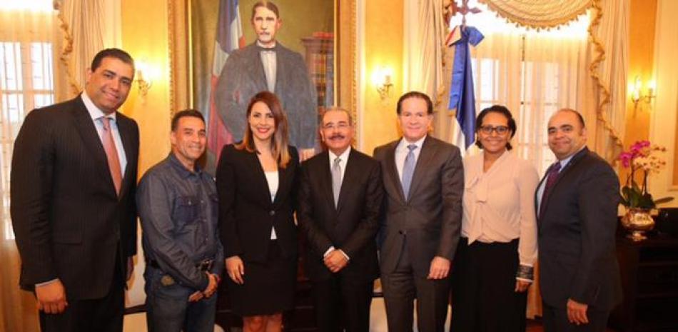 Comitiva. El presidente Danilo Medina es visto aquí junto a Manuel Corripio, Marco Herrera, Archie López, Omar de la Cruz, Zumaya Cordero y Laura Castellanos.