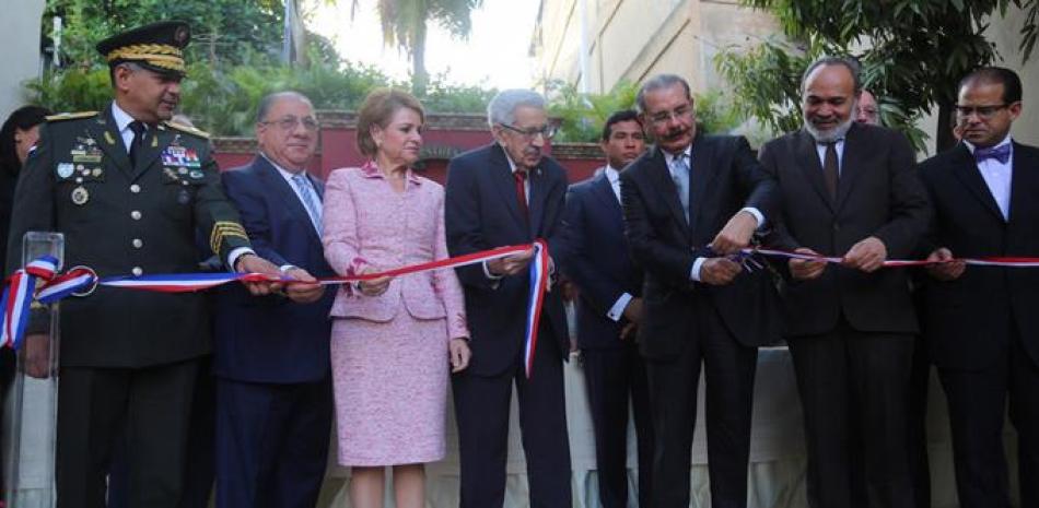 Acto. El presidente Medina hace el corte de cinta que dejó inaugurado el museo a Duarte.