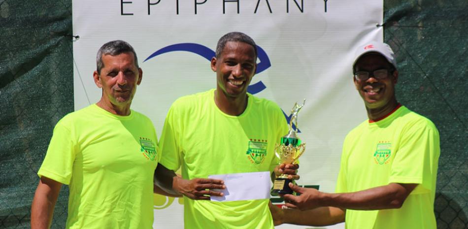 Alfredo Beltré (centro) premia al campeón Jesús Félix (izquierda) y al finalista Danail Banov.
