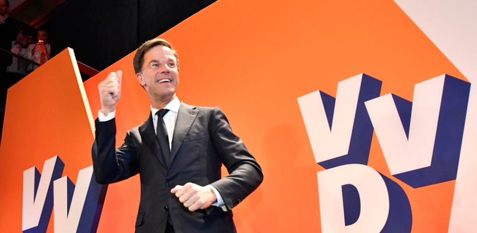 Líder. El partido del primer ministro holandés, Mark Rutte, el movimiento de centro derecha VVD, ganó el mayor número de escaños, ayer.