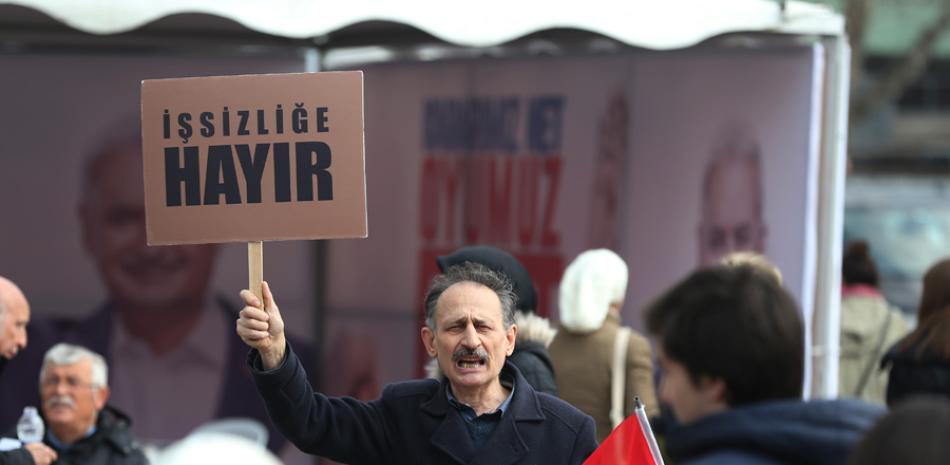 Letrero. Un turco muestra su apoyo al “No”, para las votaciones en el próximo referendo, en una calle de Estambul.