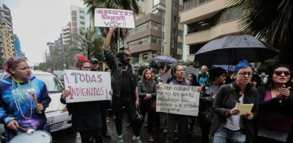 Decenas de activistas por los derechos femeninos se reúnen frente a la sede de la embajada de Guatemala en Quito (Ecuador)