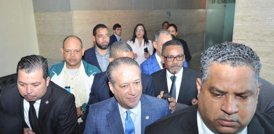 Reinaldo Pared Pérez, presidente del Senado y secretario general del gobernante PLD. llega a la Procuraduría para ser interrogado sobre el caso Odebrecht. Su seguridad agredió a varios periodistas.