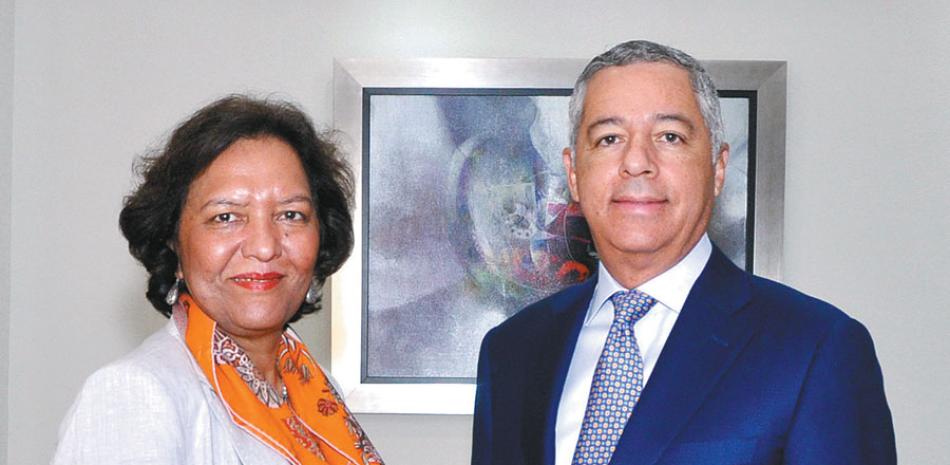 La directora del Banco Mundial para el Caribe, Tahseen Sayed Khan, junto al ministro de Hacienda, Donald Guerrero Ortiz.