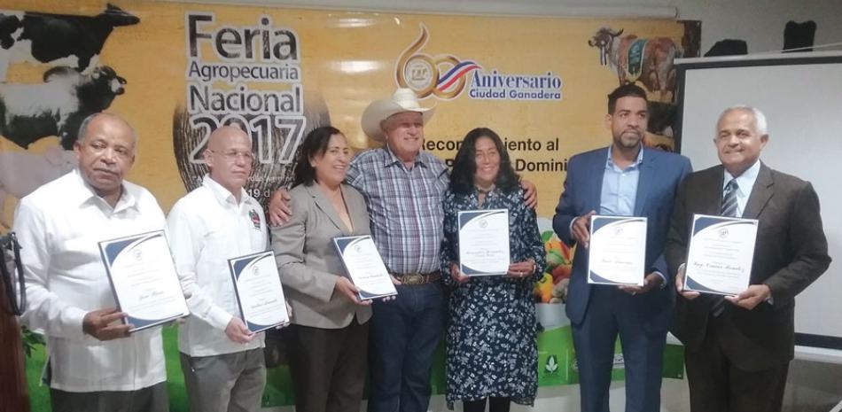 Entrega. El Patronato Nacional de Ganaderos otorgó pergaminos de reconocimiento a cinco productores.