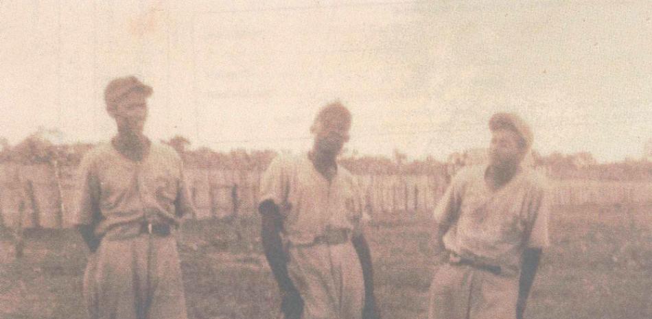 Los tres magníficos outfielders regulares del “Municipal” de 1944. A partir de la izquierda, Elpidio Jiménez (Chininga), el conocido sprinter vegano, dueño de las distancias cortas; Caballero Cepeda y Juan Bautista Álvarez (Chino).
