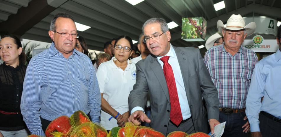 Ministro de Agricultura, Ángel Estévez y embajador de Israel, Daniel Saban durante recorrido por la Feria Agropecuaria 2017.