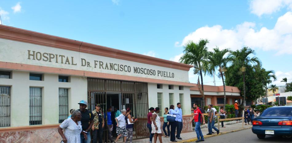 Cientos de personas acuden diariamente al hospital Francisco Moscoso Puello tanto en gestiones internas como de servicios.