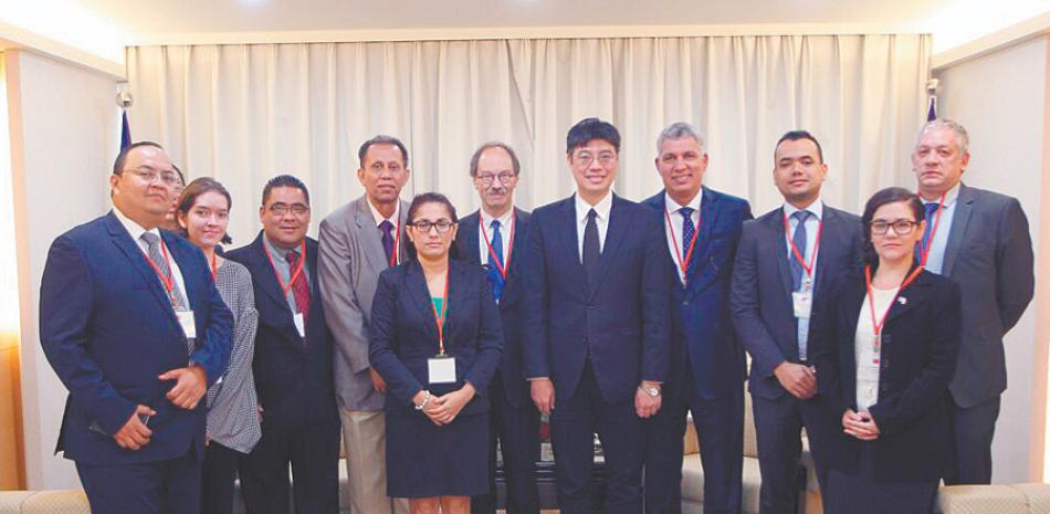 Delegación. El grupo de periodistas iberoamericanos al concluir la entrevista con el viceministro del Consejo para Asuntos de China Continental, Chui-Cheng Chui.