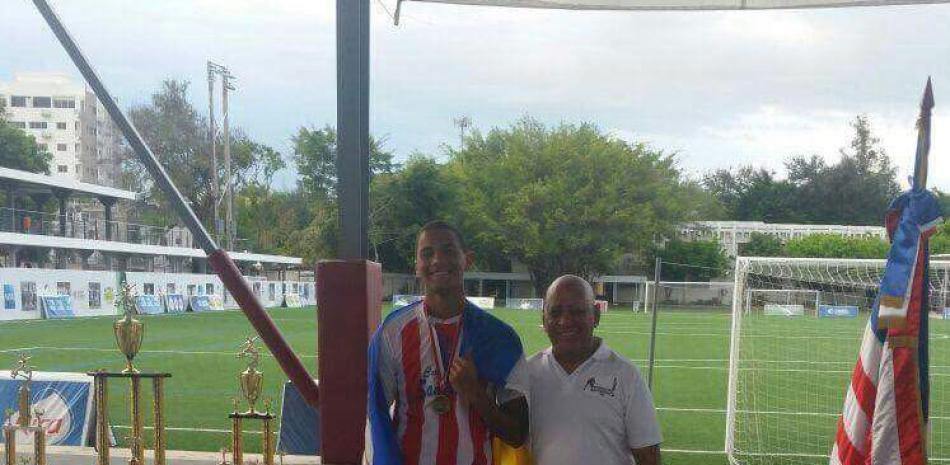 Frank Richardson junto a Juan Carlos Gruning, electo Mejor Jugador Ofensivo del Torneo de Fútbol de Colegios Privados.
