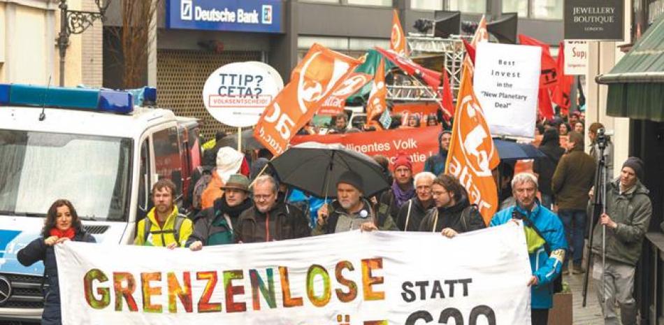 Protestas. Participantes en una manifestación ante G20, muestra un letrero en el que se puede leer: Solidaridad sin límites” por las calles de Baden-Baden.