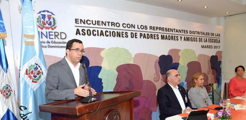 Acto. El ministro Andrés Navarro habla ante decenas de representantes de padres, madres y amigos de colegios.