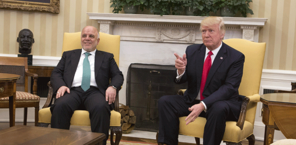 El presidente estadounidense Donald Trump (d) posa junto al primer ministro de Irak Haider al-Abadi (i) hoy, lunes 20 de marzo de 2017, durante una reunión en la Casa Blanca.
