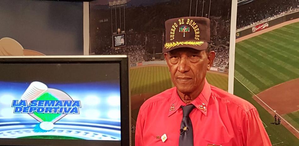 Pepe Frías, con su ropa como jefe de bomberos del ingenio Consuelo, al asistir ayer a La Semana Deportiva.