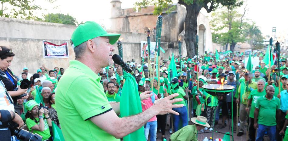 Concentración. Una manifestación multitudinaria abarrotó el Parque Independencia durante el concierto cultural y el encendido de la “llama verde” en contra de la corrupción y la impunidad.