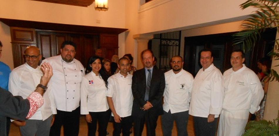 José Gómez embajador de Francia junto los chefs que participarán en el evento