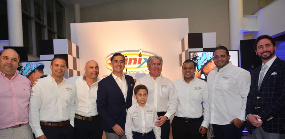 El señor Gerardo Simón, vicepresidente de Comercial de Sunix Petroleum, junto al equipo de pilotos Sunix que encabeza Kiko Cabrera, durante la actividad celebrada en el Show Room Volvo.