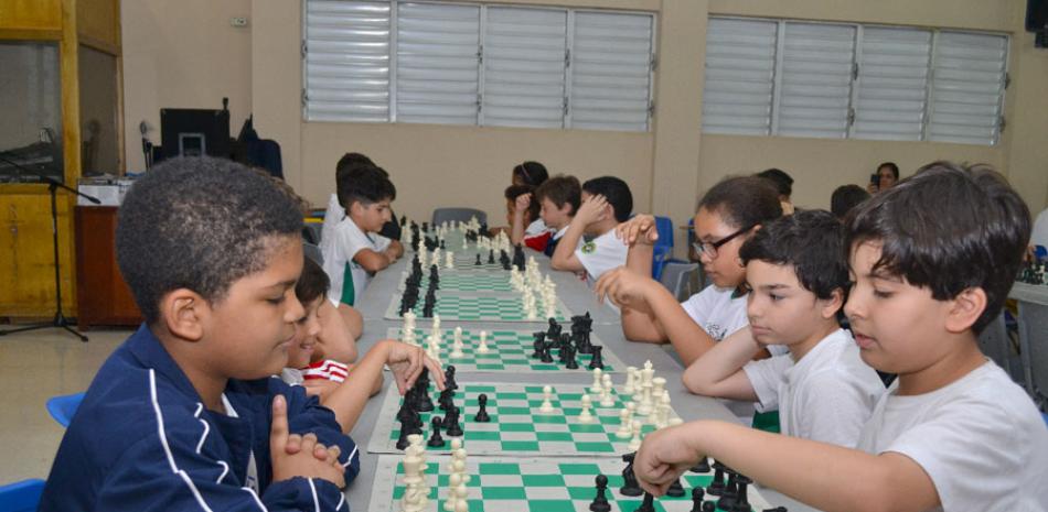 Partidas. Varios niños celebran una partida de ajedrez en la apertura del evento.