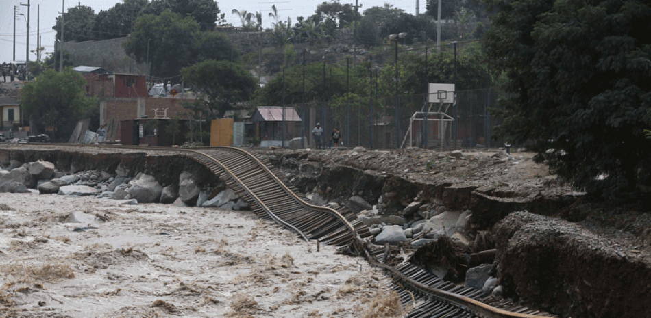 ías del tren destruidas por un río inundado en el distrito de Chosica en Lima, Perú, el domingo 19 de marzo de 2017. Las lluvias intensas y los deslizamientos de lodo han causado estragos en la nación andina y atrapado a los residentes de Lima. (AP Foto/Martin Mejía)