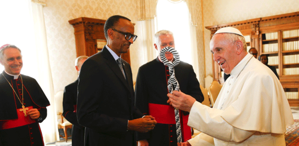 El papa Francisco (d) intercambia regalos con el presidente de Ruanda, Paul Kagame, durante una audiencia privada en el Vaticano, hoy, 20 de marzo de 2017. EFE/TONY GENTILE / POOL